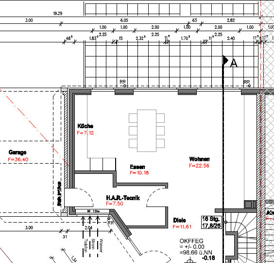 Grundrissplan eines Hauses mit Küche, Essbereich, Wohnzimmer und Garage