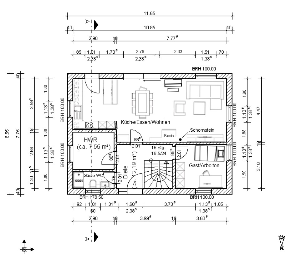 Grundriss eines Wohnhauses: Küche/Essen/Wohnen, Gäste-WC, Diele, Gäste-Arbeiten, Kamin, Schornstein.