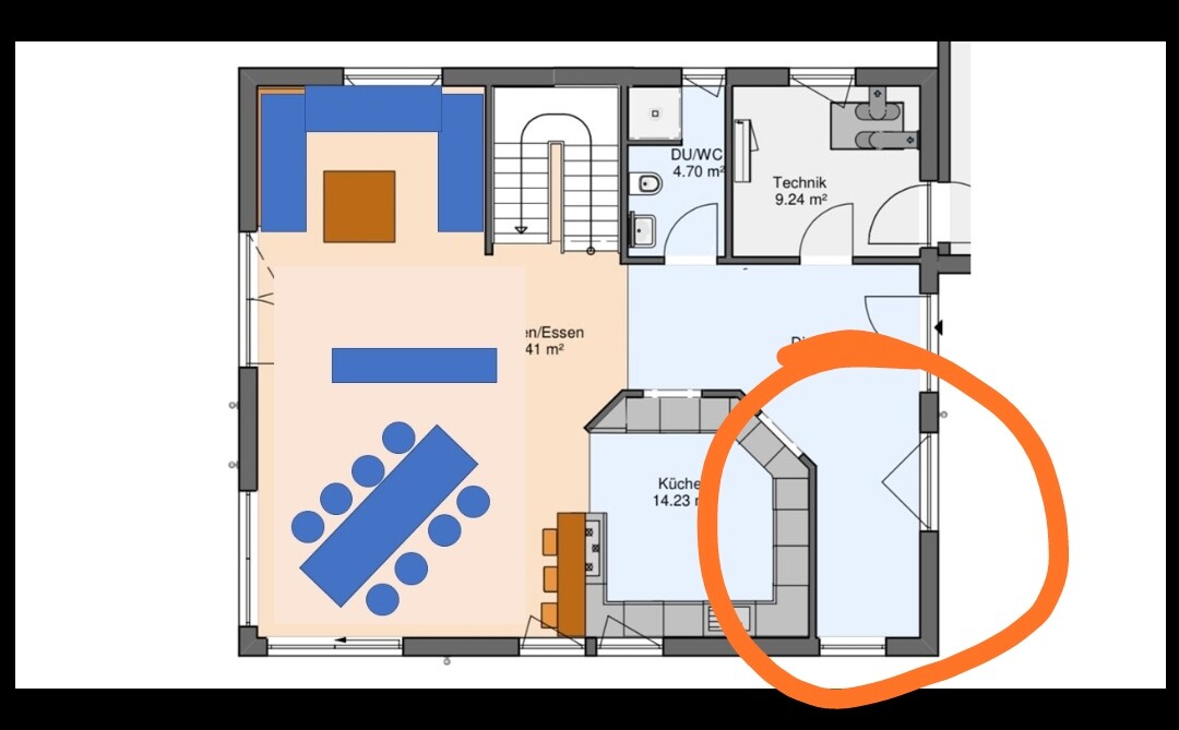 Grundriss eines Hauses: Küche, Essen/Wohnen, Technik, DU/WC; Kreis markiert Außenbereich.