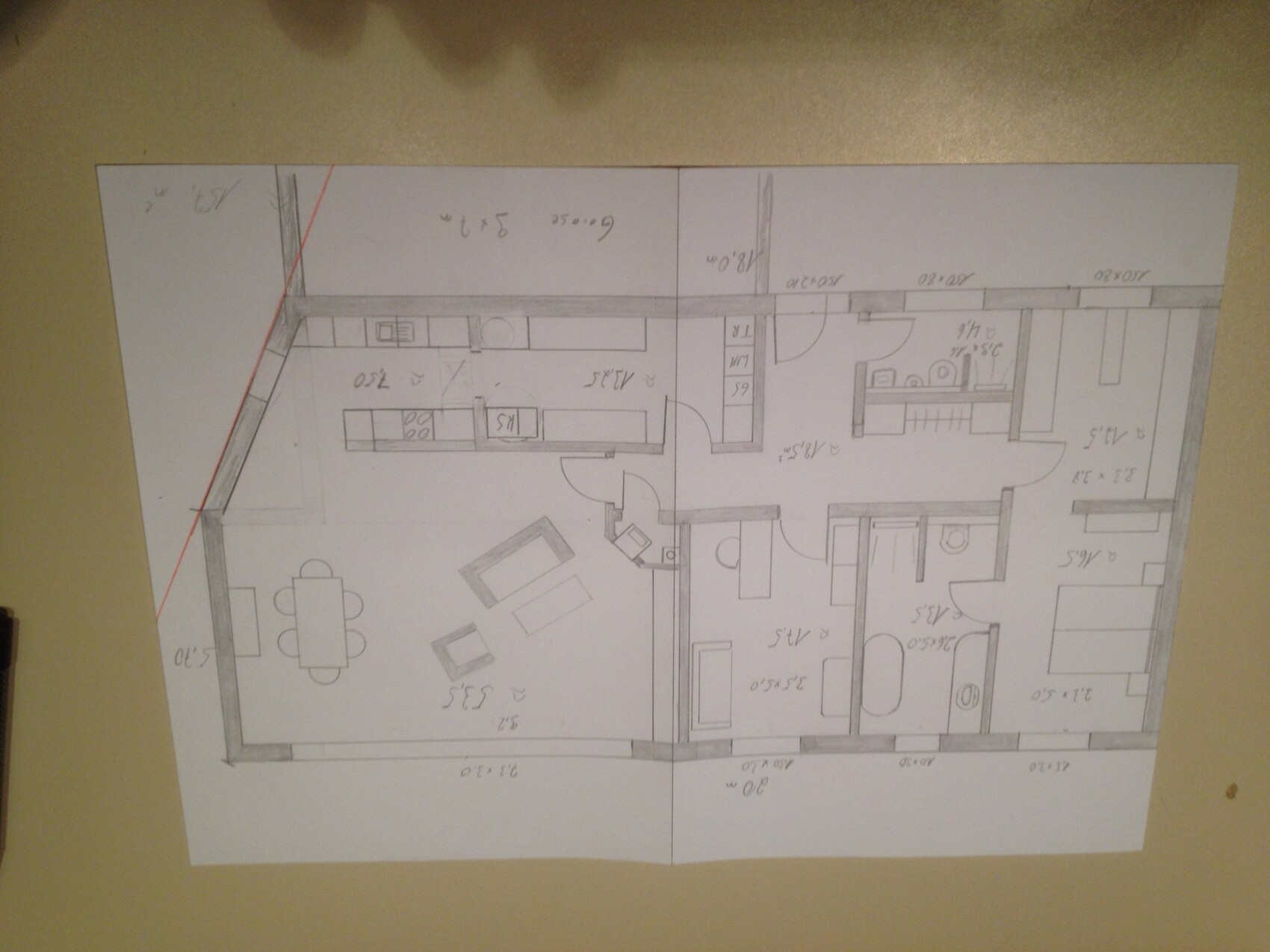 Grundriss einer Wohnung: Küche, Essbereich, Wohnzimmer, Bad, Schlafzimmer und Flur auf Papier.