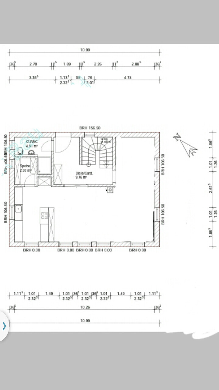 Grundriss eines Hauses: Küche, Bad, Treppe, offener Wohnbereich mit Maßen.