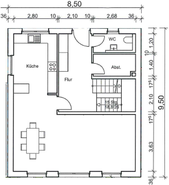 Grundriss Erdgeschoss: Küche links, Flur Mitte, WC und Abstellraum rechts, Treppenhaus, Essbereich.