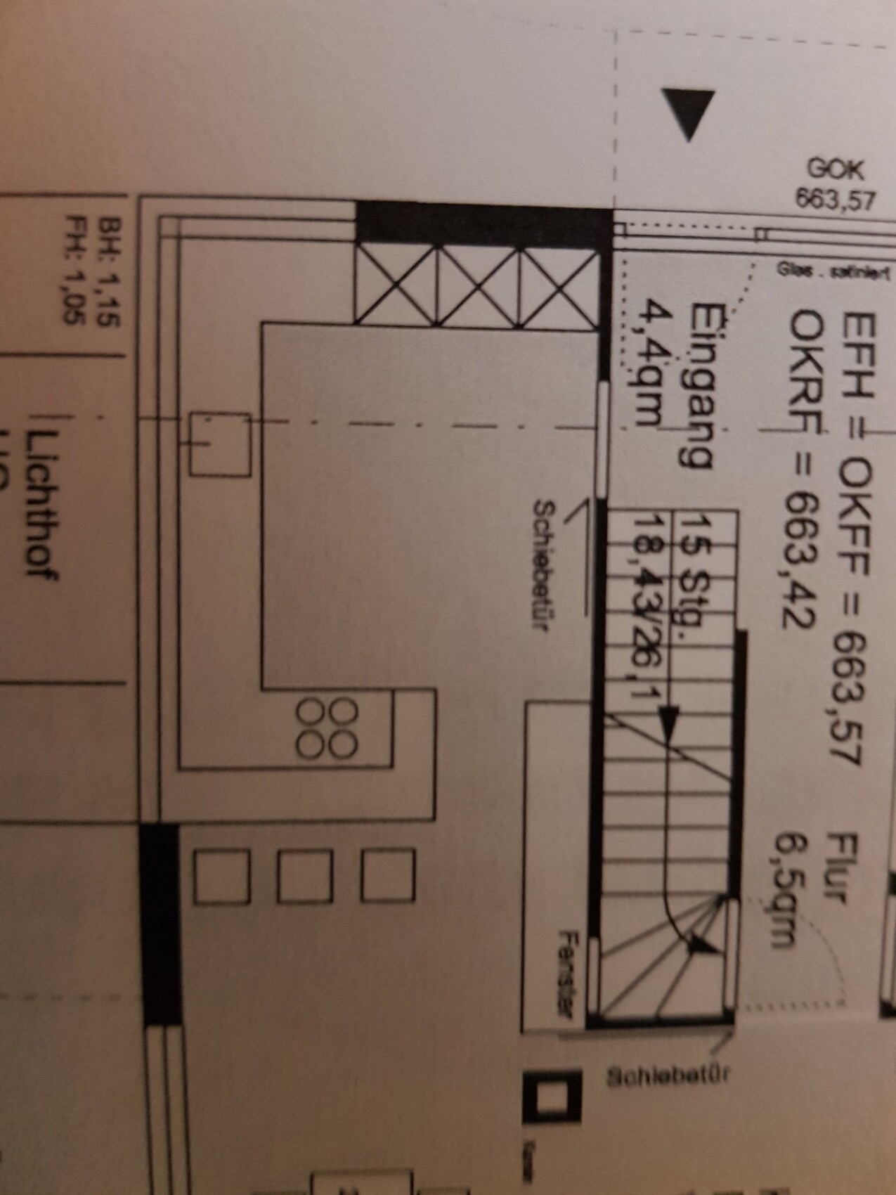 Detaillierter Grundrissplan mit Treppe, Küchenbereich und Wandabgrenzungen