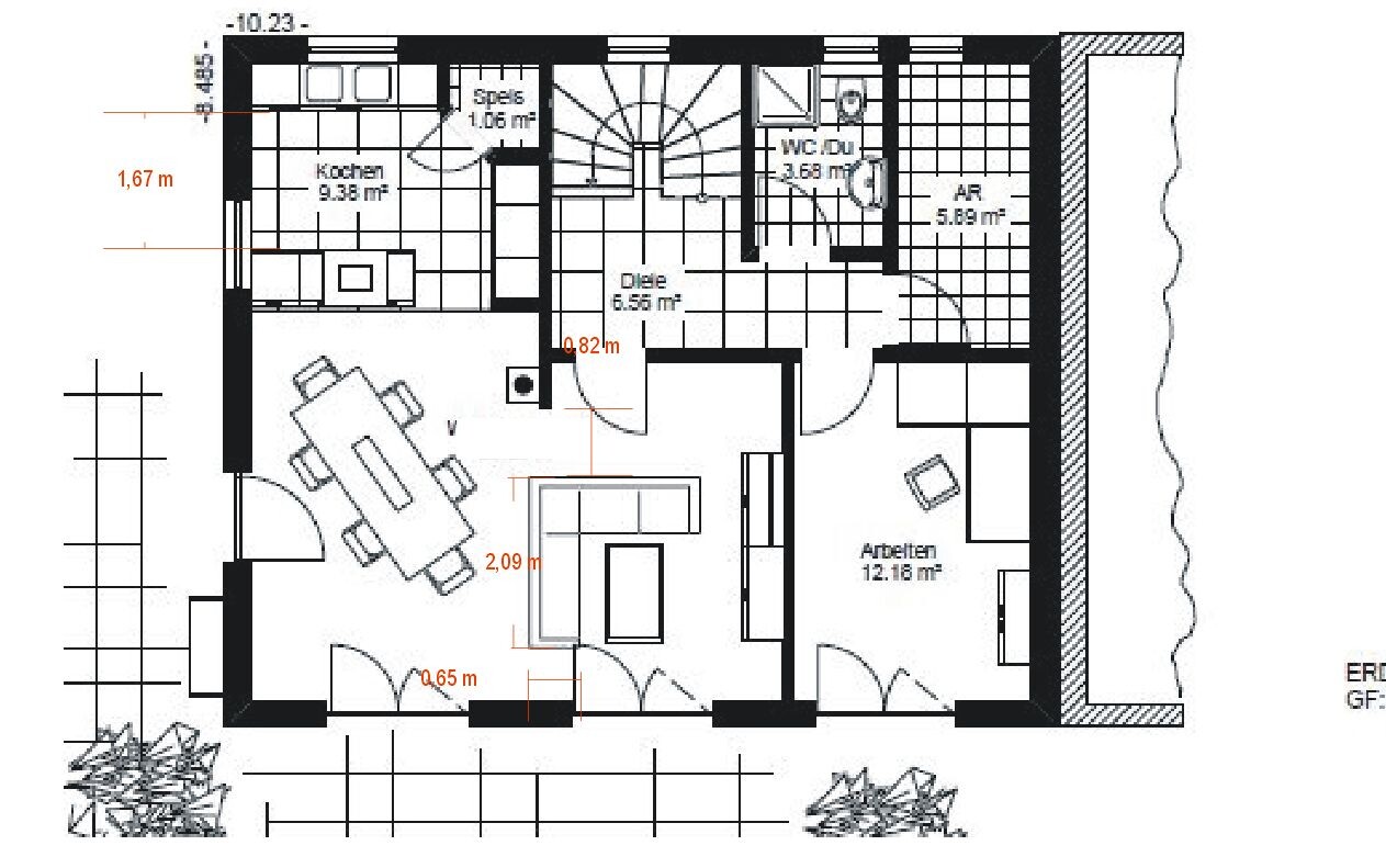 Grundriss eines Hauses: Küche, Speis, Diele, WC, AR, Arbeiten; Esstisch und Sofa.