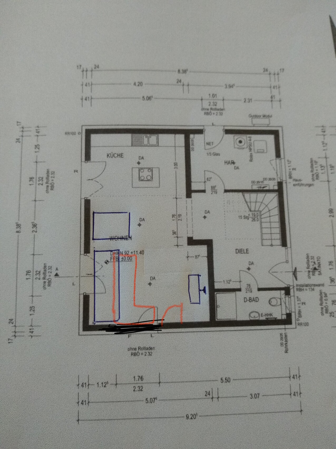 Grundriss eines Hauses mit Küche, Wohnen, Diele und Bad.