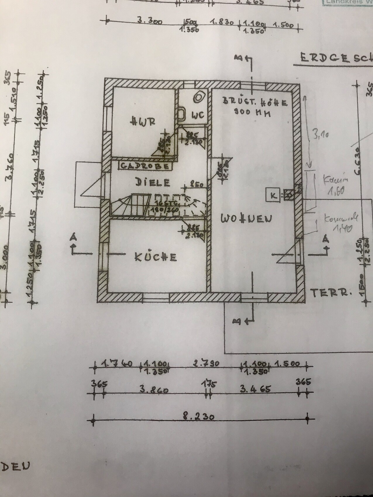 Grundriss eines Einfamilienhauses: Diele, Küche, Wohnen, WC, Ankleide, Terrasse.
