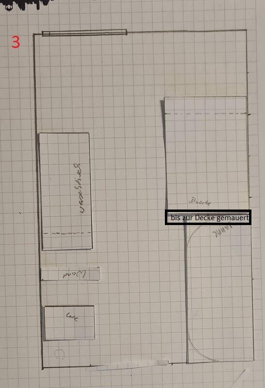 Grundriss eines Raums: links Möbel, rechts eine Nische; Tür unten an der Wand.
