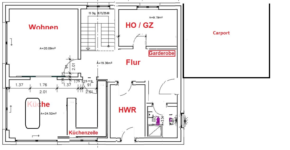 Grundriss eines Hauses: Wohnzimmer, Küche mit Küchenzeile, Flur, HWR, Garderobe, Carport.