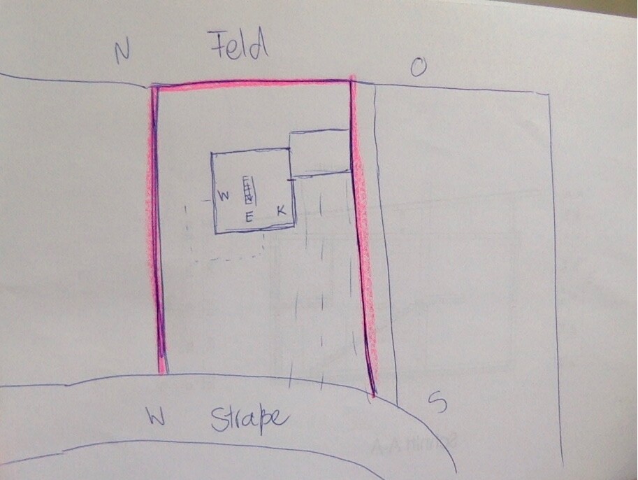 Skizze eines Wohnhaus-Grundrisses mit Küchenbereich und Innenraumstruktur.