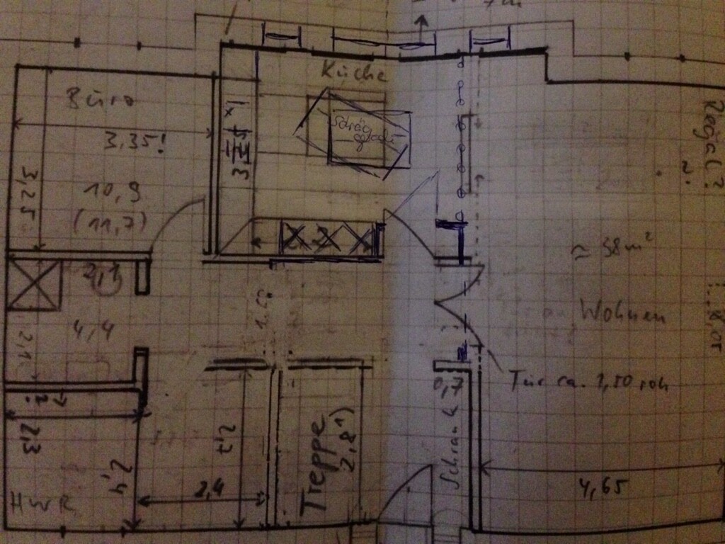 Handgezeichnete Grundrisszeichnung eines Hauses mit Küche, Wohnzimmer und Flur