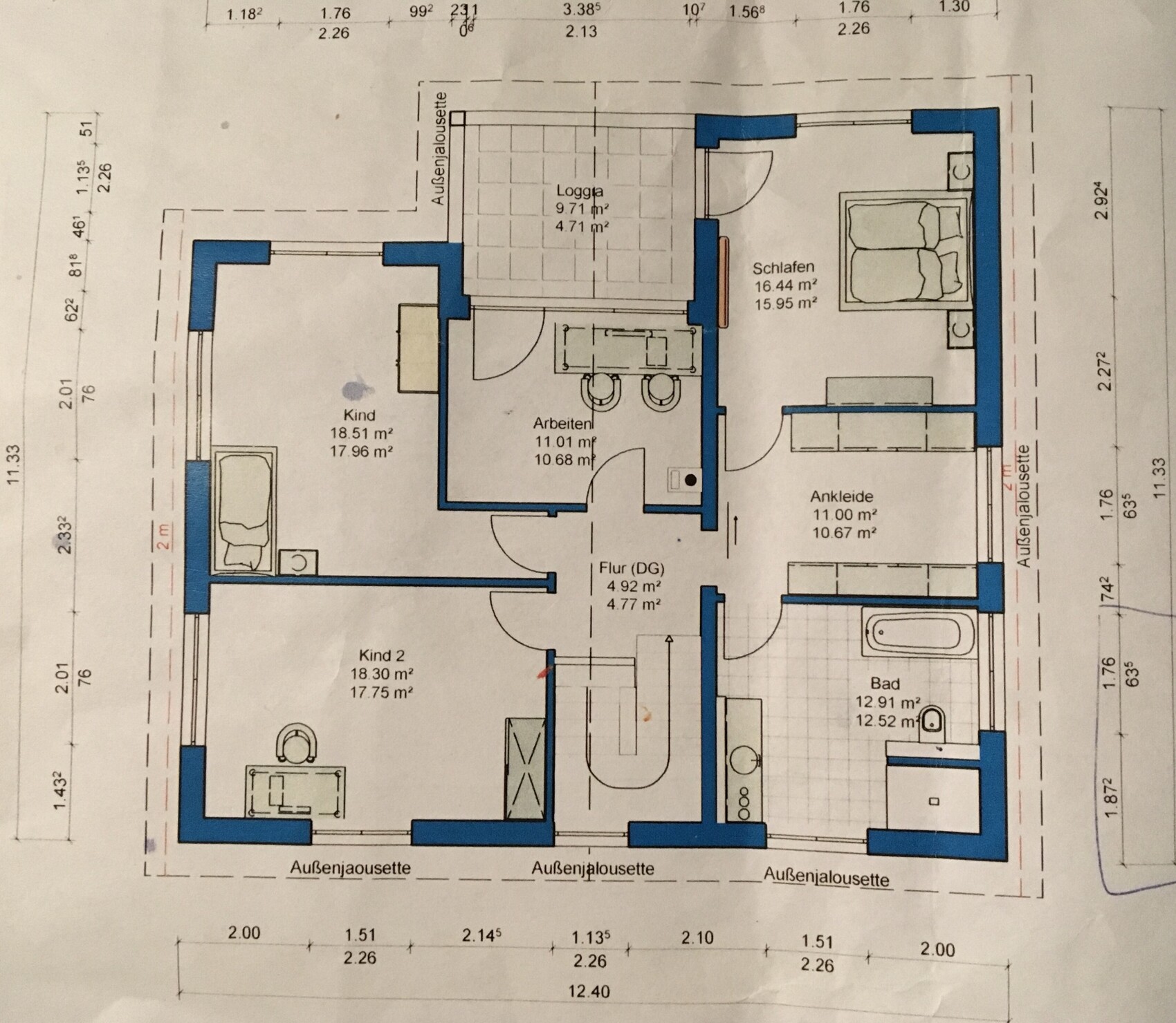 Detaillierter Grundriss eines Hauses mit Schlafzimmer, Kinderzimmern, Bad, Flur und Loggia