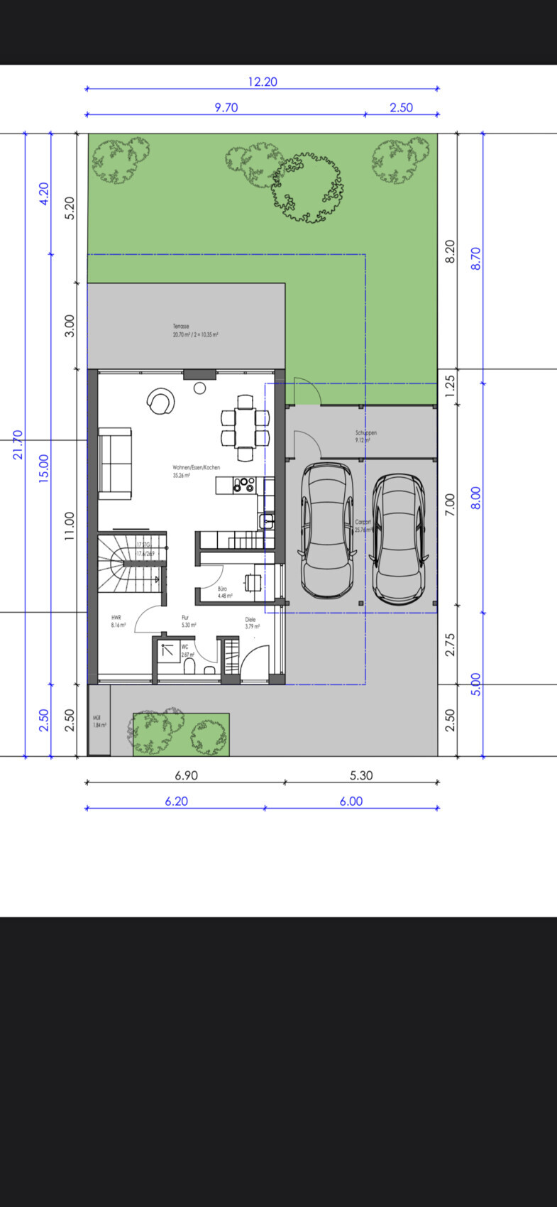 Grundriss eines Hauses: Erdgeschoss mit Küche, Wohnen/Essen, Terrasse, Büro, Carport und Garten.