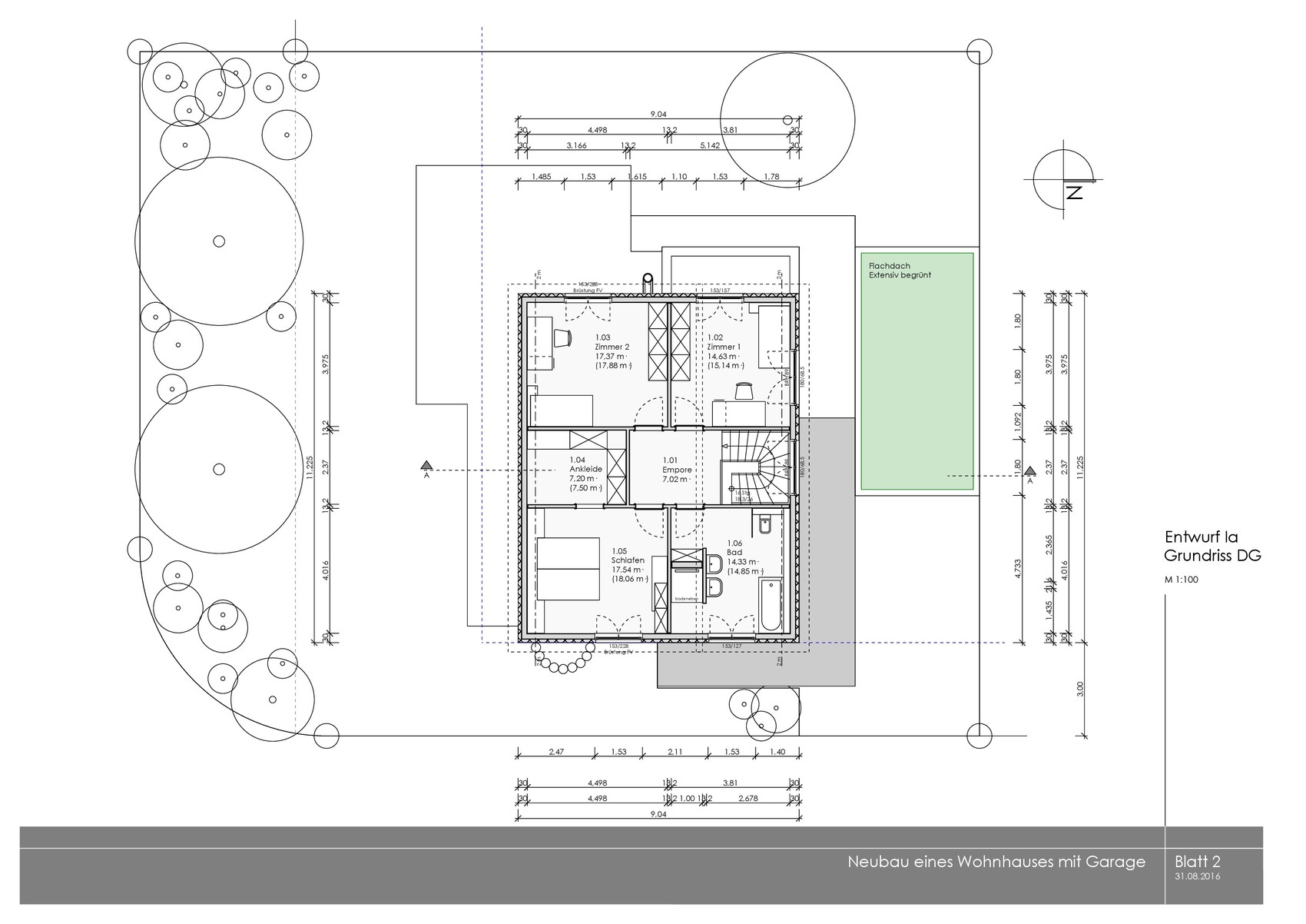 Architektur-Grundriss: Wohnhaus mit Garage, Gartenflächen, Maßlinien und Beschriftungen.