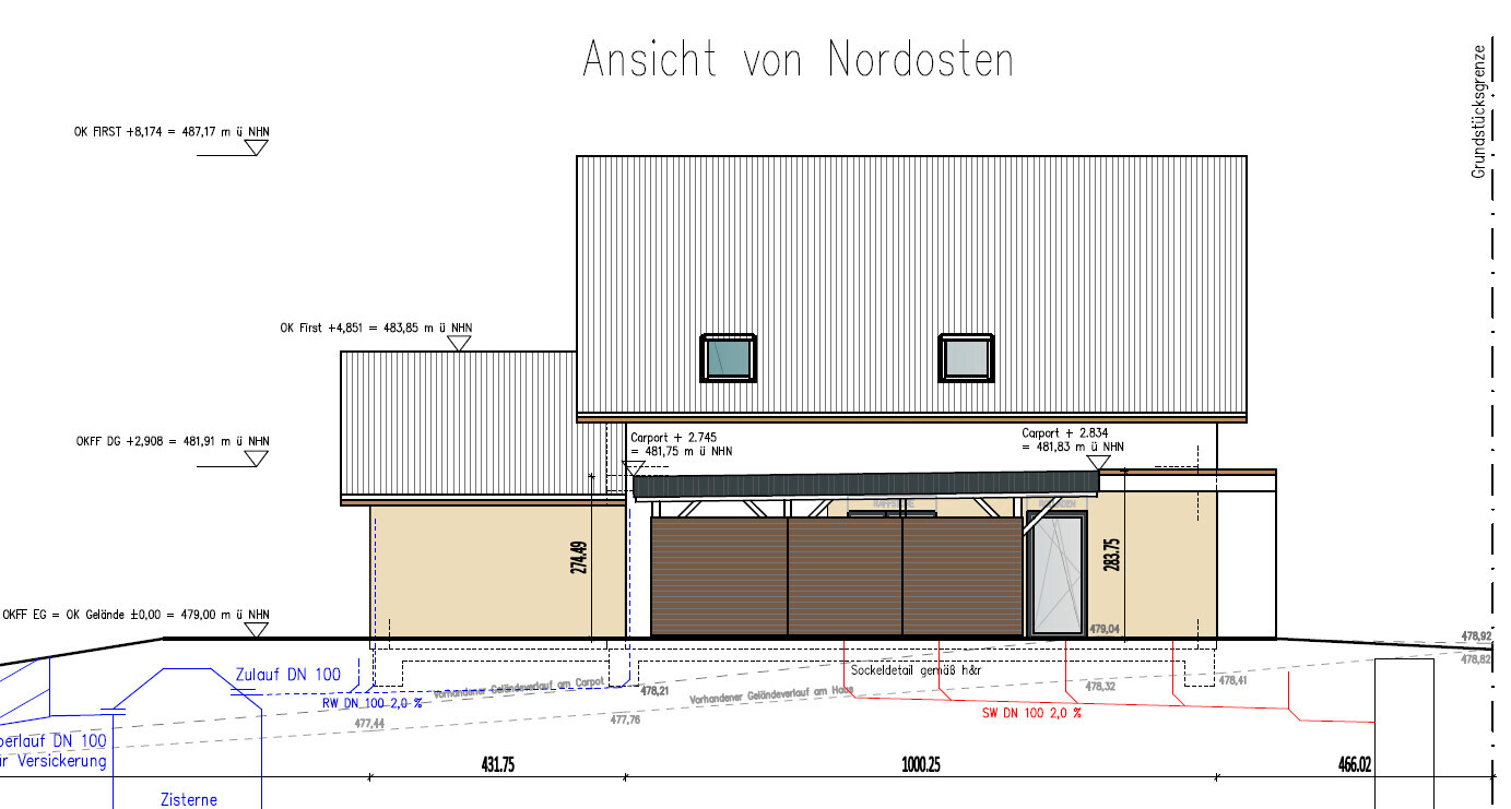 Ansicht von Nordosten: zweigeschossiges Haus mit Carport, Garage und zwei Fenster im Obergeschoss.