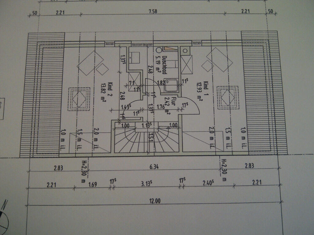 Detaillierter Grundriss eines Hauses mit Treppenhaus und Raumaufteilung