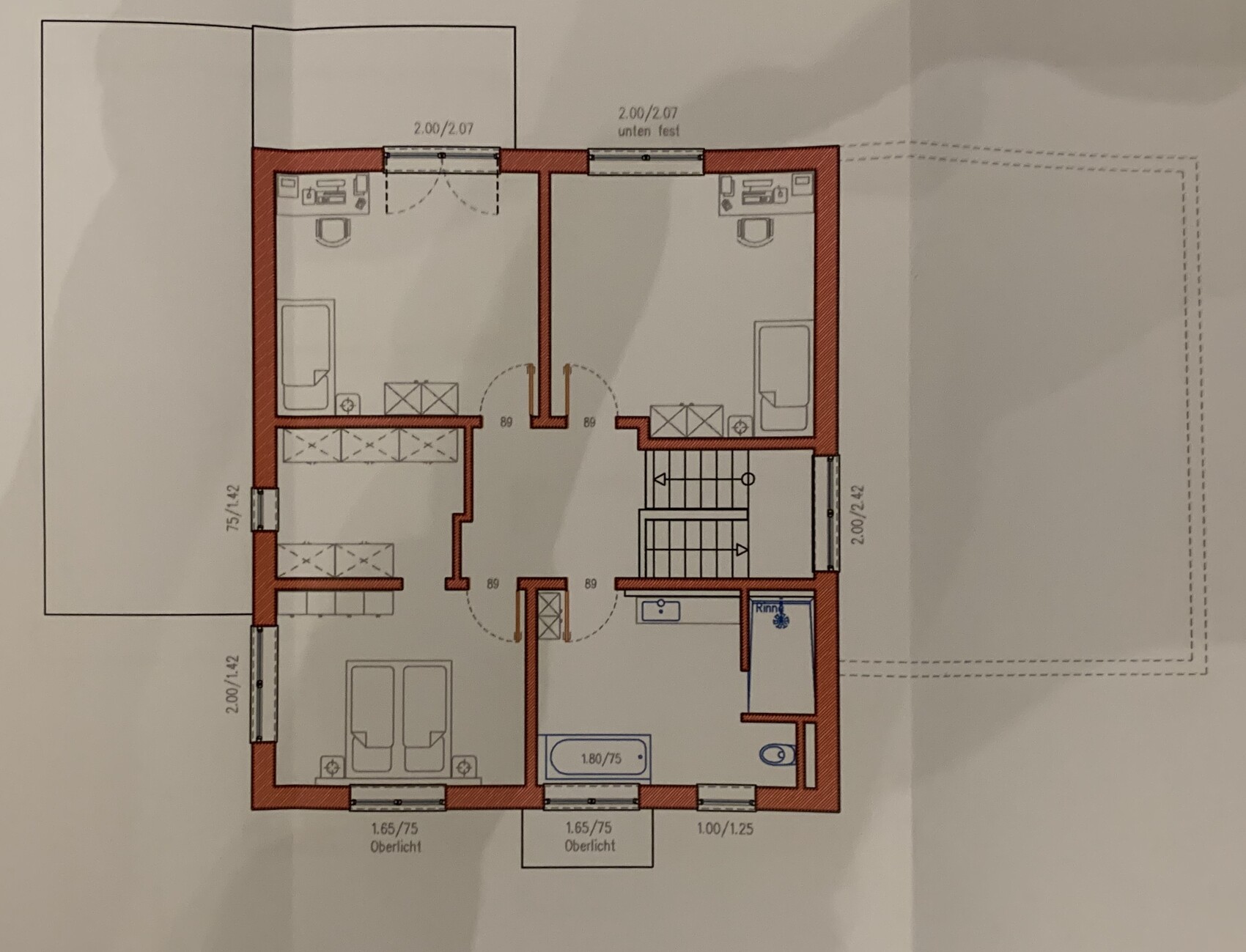 Grundriss einer Etage mit zwei Schlafzimmern, Bad, Flur und Treppenaufgang.