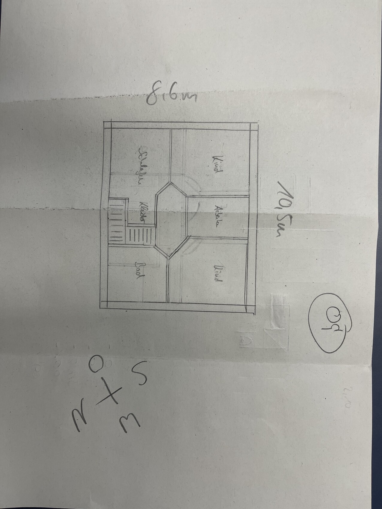 Quadratischer Hausgrundriss mit zentraler Halle, vier Zimmern ringsum und Treppenbereich links.