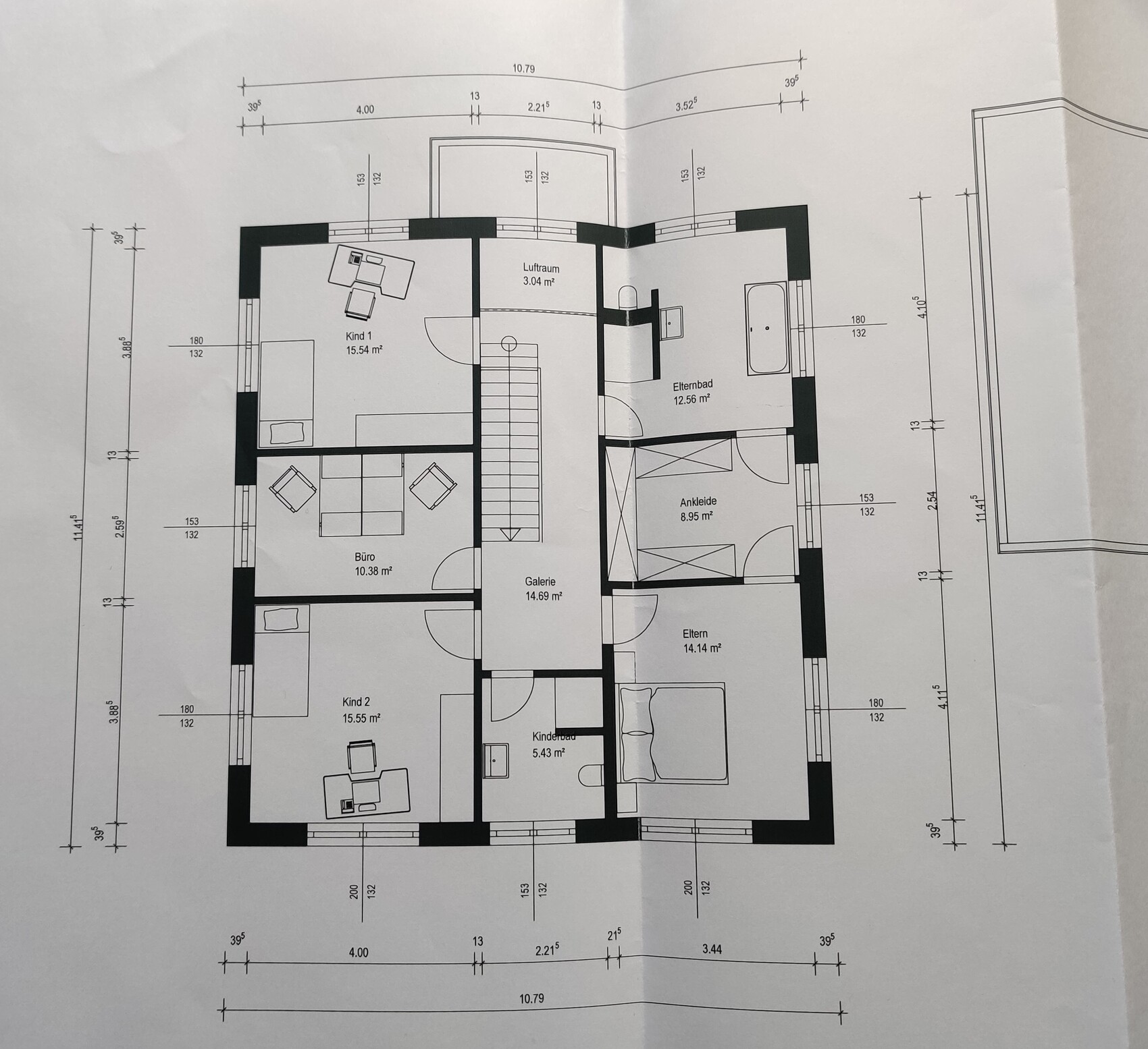 Obergeschoss-Grundriss: Elternschlafzimmer, zwei Kinderzimmer, Büro, Ankleide, Galerie, Treppe.
