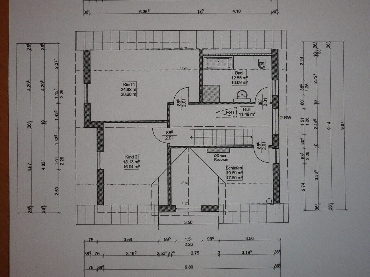 Grundrissplan eines Hauses mit Bad, Flur, Schlafzimmer und Kinderzimmer im Obergeschoss