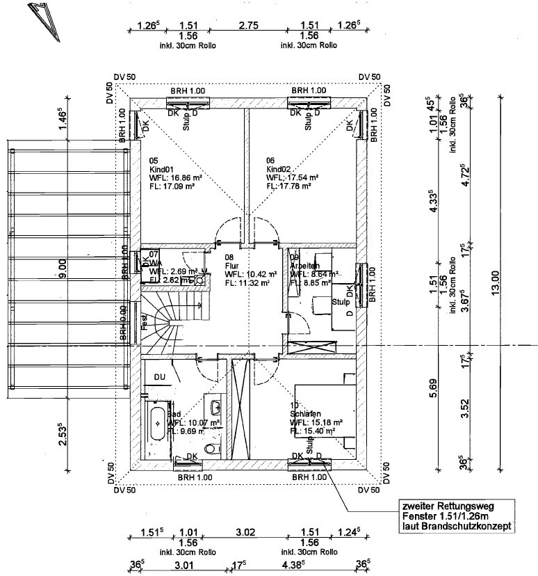 Grundriss eines Hauses mit Zimmern, Treppe, Flur, Bad, Schlafen, Kind, Arbeiten; Maßangaben.