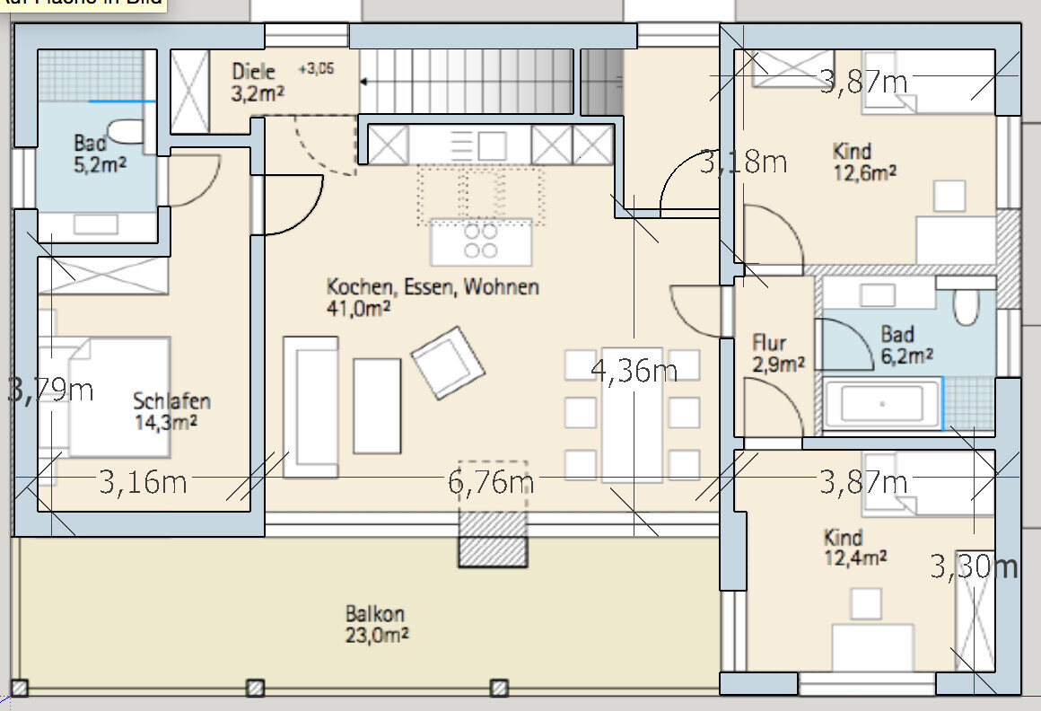 Grundriss einer Wohnung: Balkon, offene Küche/Wohnen, Schlafzimmer, zwei Kinderzimmer und Bäder.