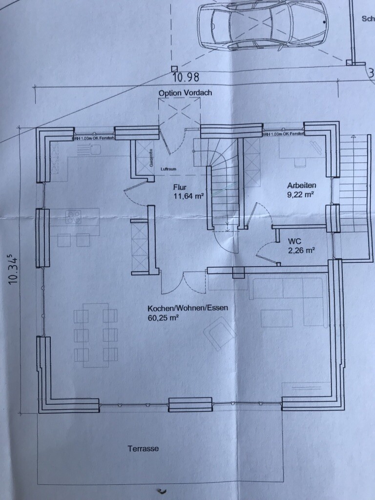 Grundriss eines Hauses: Offener Koch/Wohnen/Essen-Bereich, Flur, Arbeiten, WC, Terrasse.