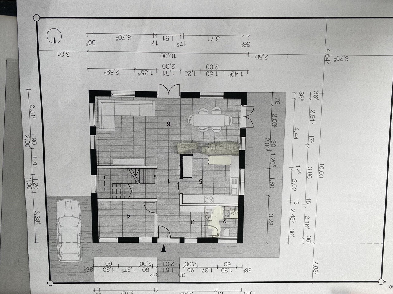 Grundriss eines Hauses mit Wohnzimmer, Essbereich, Küche, Bad, Flur und Treppenhaus.