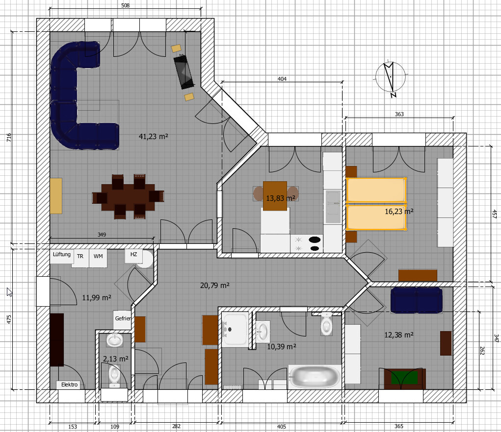 Grundriss eines Hauses mit Wohnzimmer, Essbereich, Küche, Bad, Fluren und Schlafzimmern.