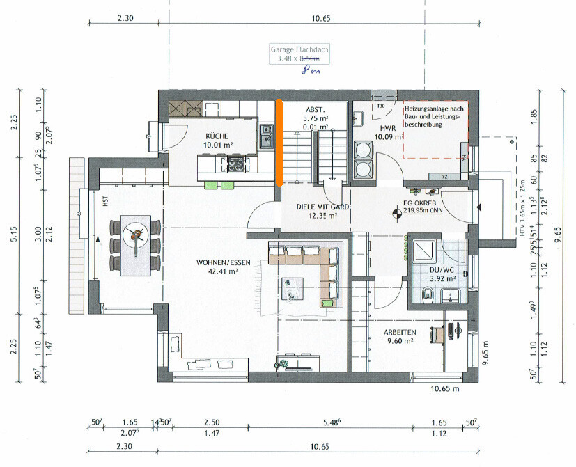 Grundriss eines Hauses, Erdgeschoss mit Küche, Wohnen/Essen, Bad, Arbeitszimmer, Flur und Abstellraum.