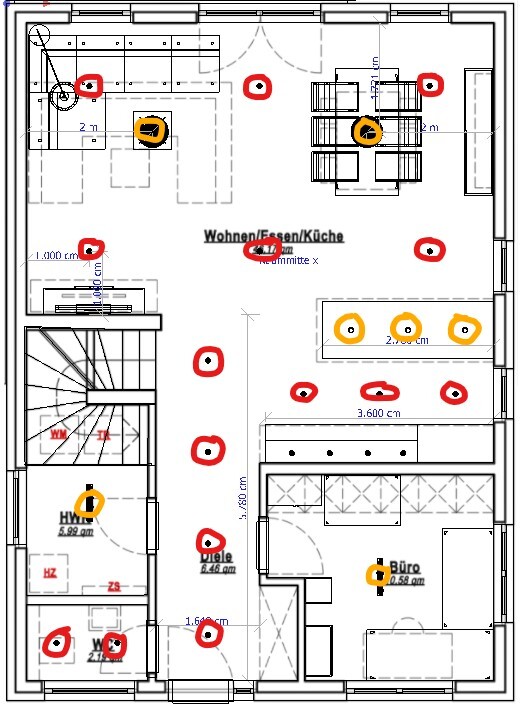 Grundriss: Offener Wohn-/Ess-/Küchenbereich, Treppen, Büro; rote und orange Marker.