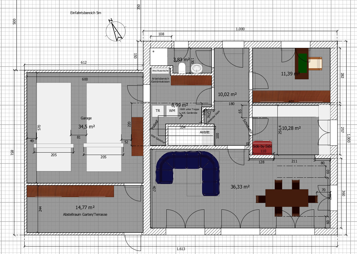 Grundriss eines Hauses mit Garage, Wohnzimmer, Essbereich, Schlafzimmer und Abstellraum.