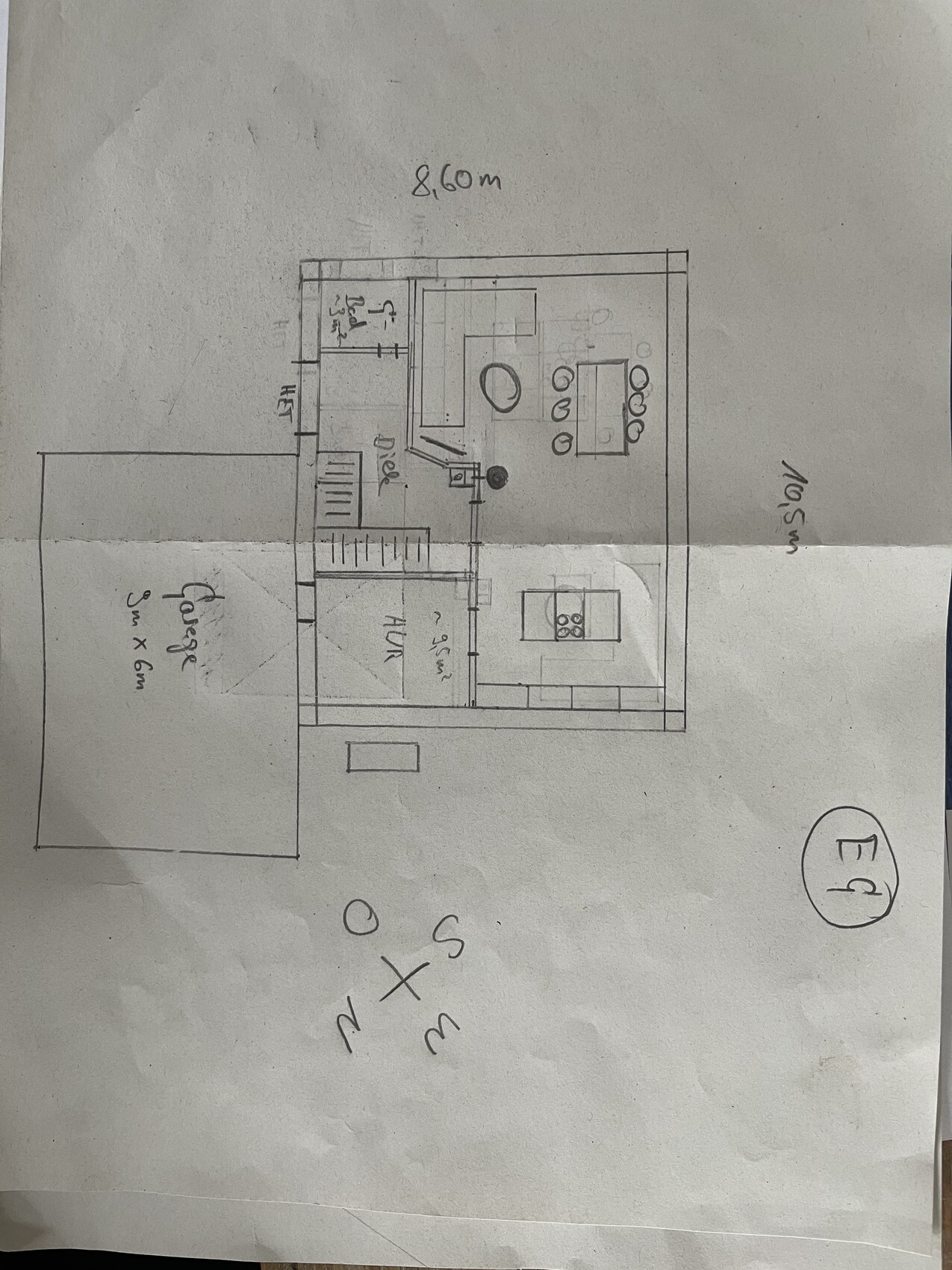 Handgezeichnete Grundrissskizze eines Hauses mit Küche, Essecke, Wohnzimmer, Treppe und Garage.