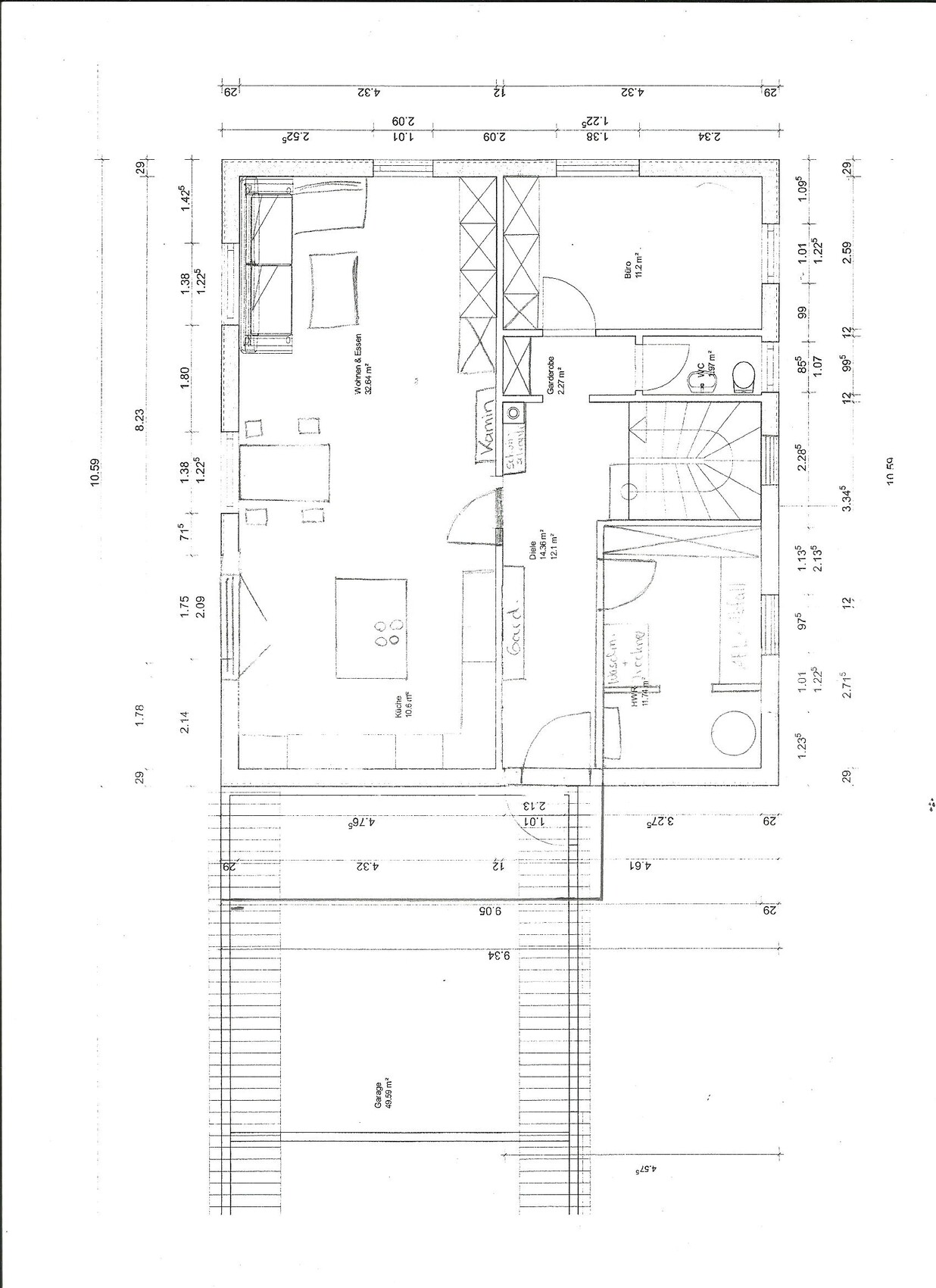 Grundriss eines Hauses: Wohnzimmer, Küche, Essbereich, Flur, Bad, Schlafzimmer, Treppe.