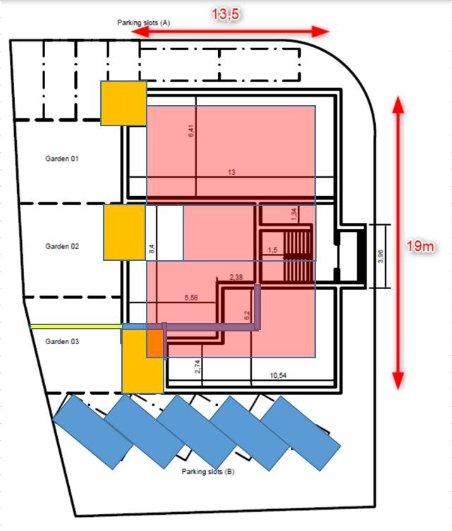 Lageplan eines Gebäudekomplexes mit Gärten, Parkplätzen A/B, rosa Innenbereichen, Maß 13,5×19 m.