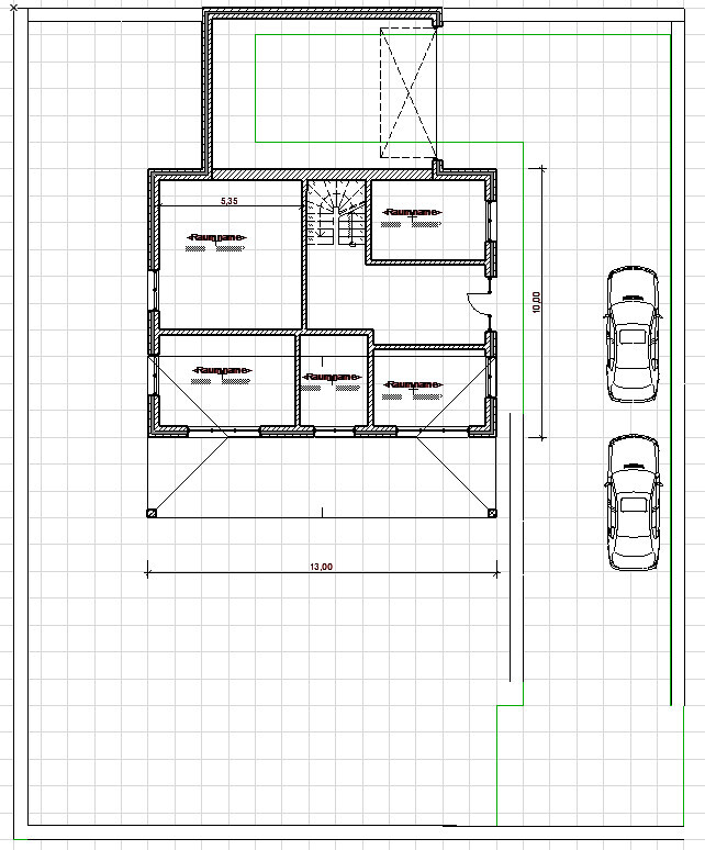 Grundriss eines Hauses mit mehreren Zimmern, Treppe und zwei Parkplätzen rechts.