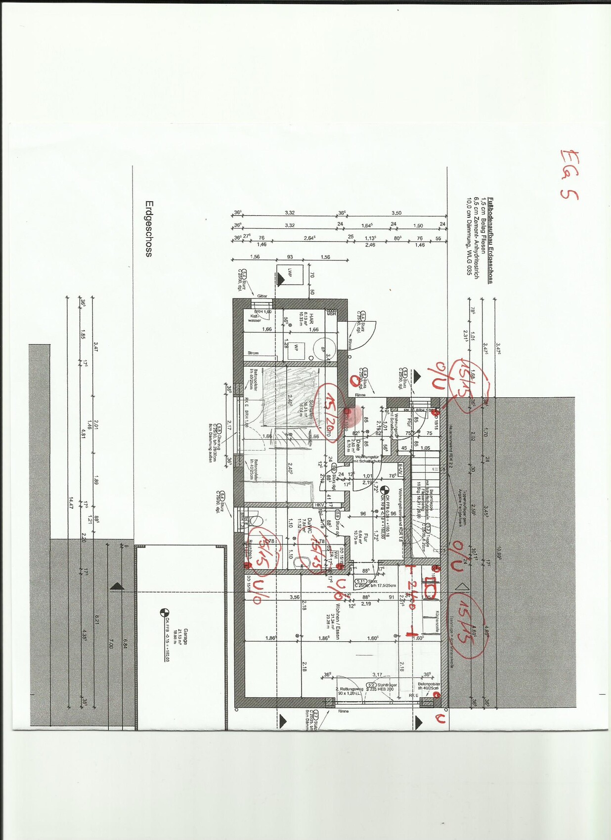 Grundriss eines Gebäudes mit Zimmern, Türen, Maßlinien und roten Markierungen.