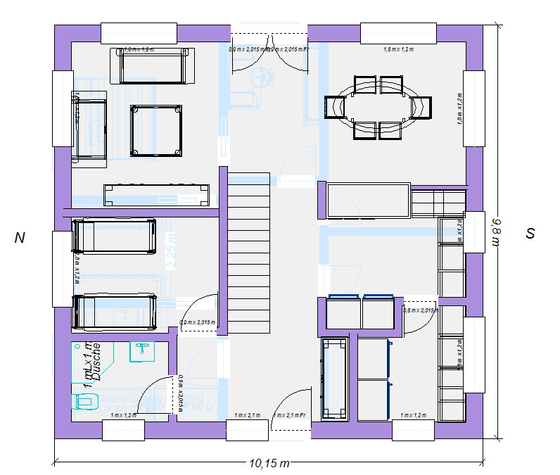 Grundriss eines Hauses: zentrale Treppe, mehrere Zimmer, Esstisch rechts, Bad links.