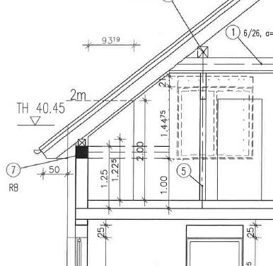 Architektur-Grundriss eines Hausplans mit Maßangaben und schrägem Dach.