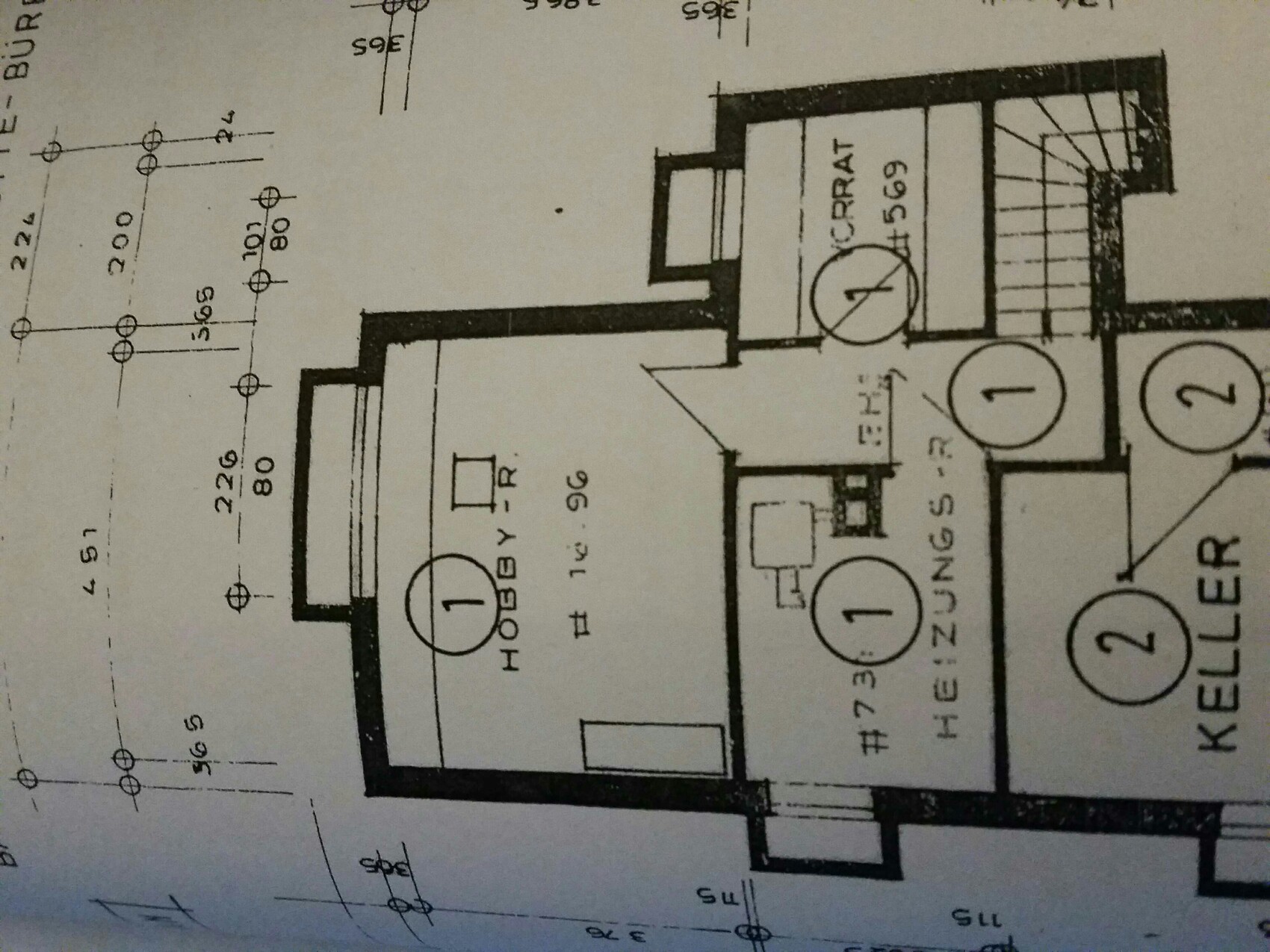 Grundrissplan eines Hauses mit mehreren Räumen, Treppen und Wänden auf technischer Zeichnung
