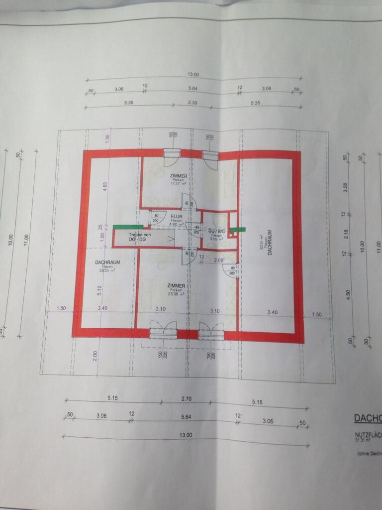 Grundriss eines Dachgeschosses: roter Außenrahmen, Zimmer, Flur und Treppe.