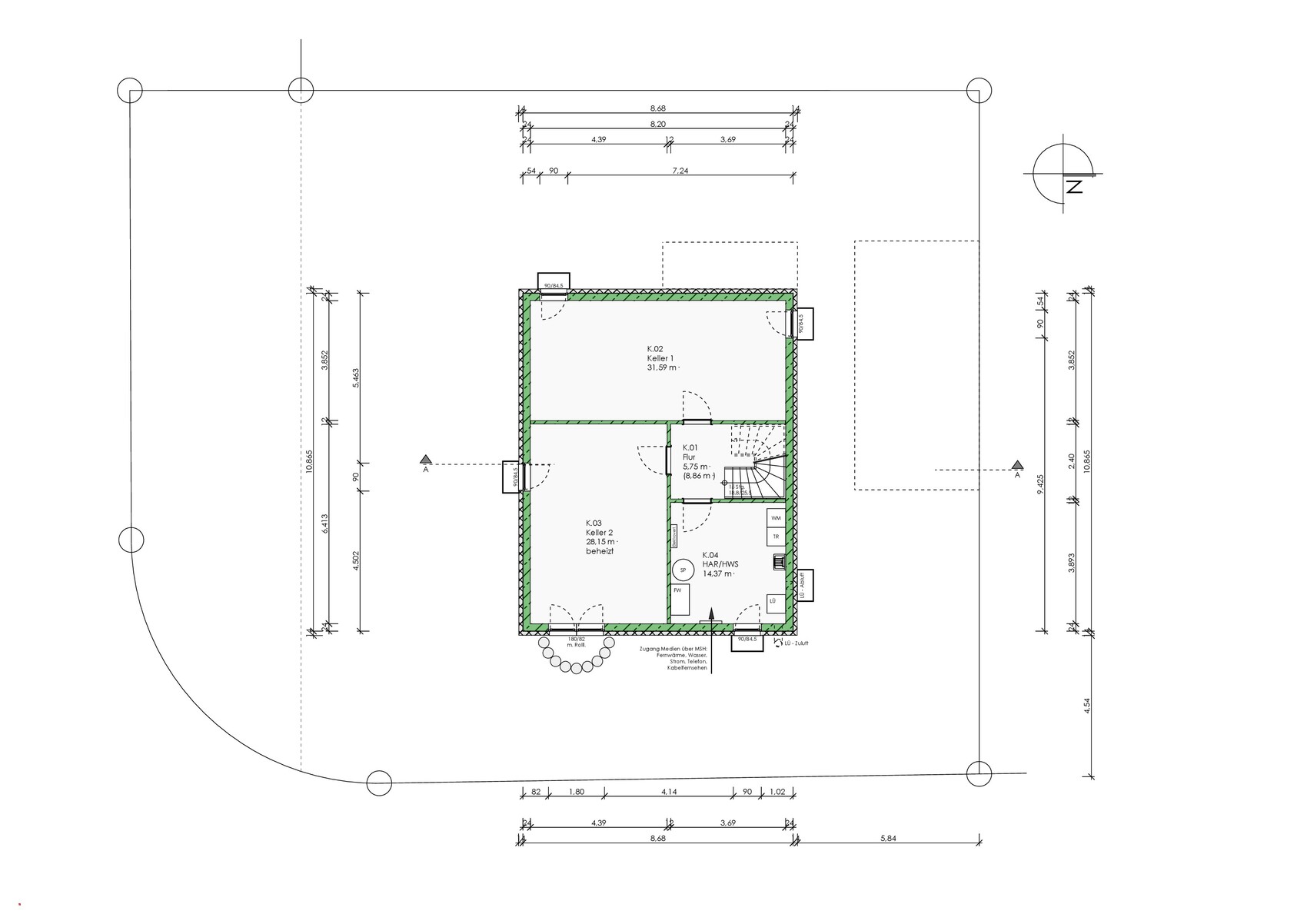 Grundriss eines Gebäudes mit grün umrandeten Kellerräumen, Türen, Treppen und Maßlinien