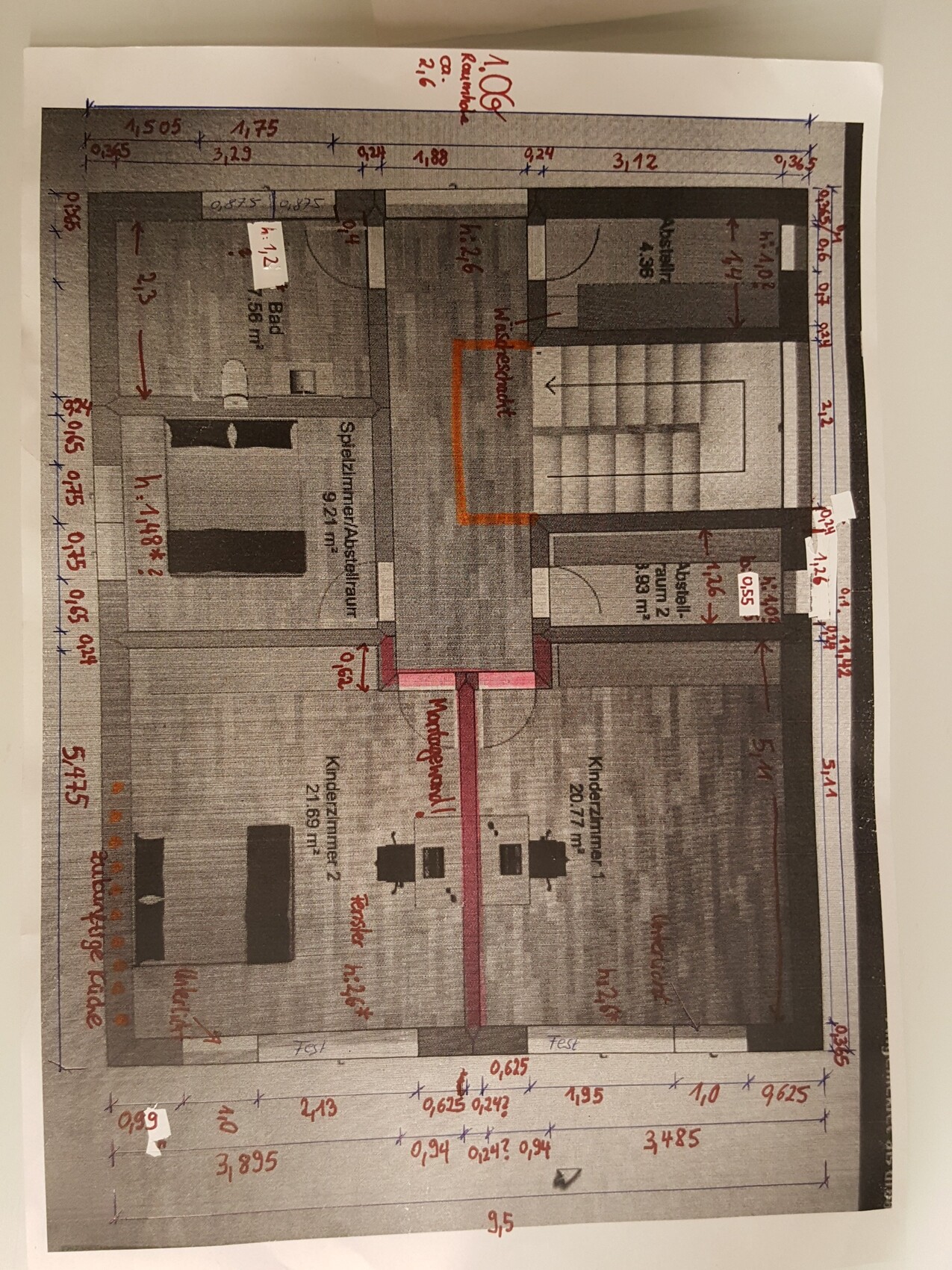 Grundriss eines Wohngebäudes mit mehreren Zimmern, Fluren und Treppen; rote Markierungen.