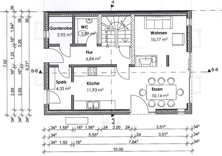 Grundriss eines Hauses: Küche, Essen, Wohnen, Flur, WC, Garderobe, Speis im Erdgeschoss