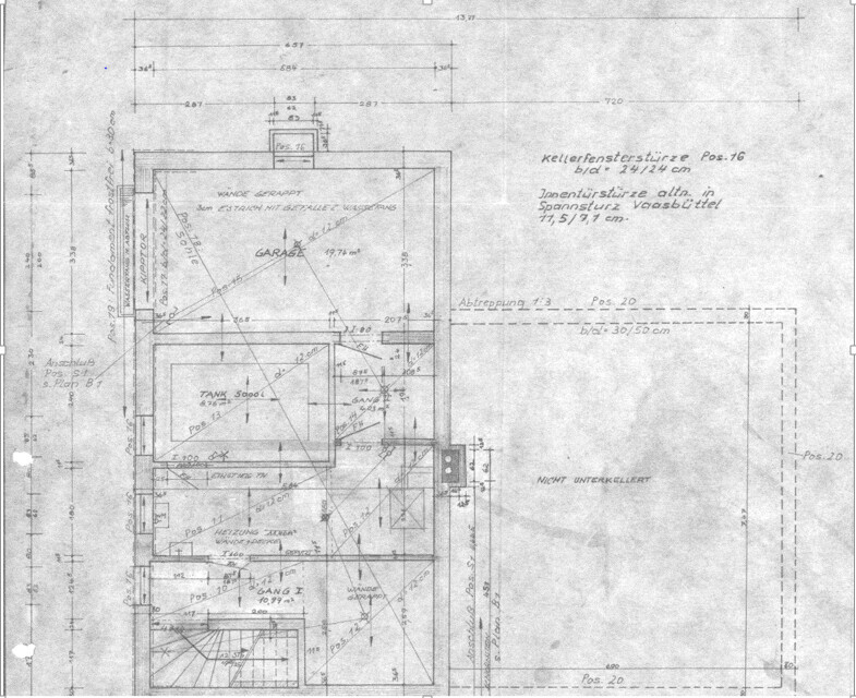 Grundrissplan eines Hauses mit Garage, Keller und Treppen