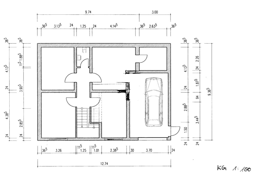 Grundriss eines Hauses: Garage rechts mit Auto, zentrale Treppe, mehrere Zimmer.