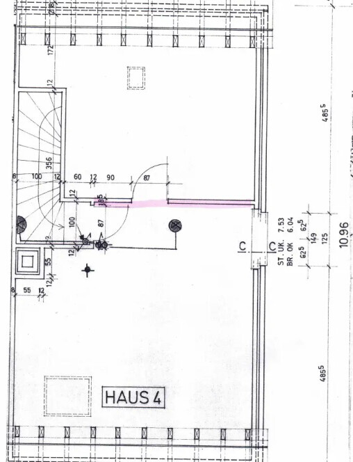 2D-Grundriss eines Hauses mit Treppe und Maßangaben, Beschriftung HAUS 4