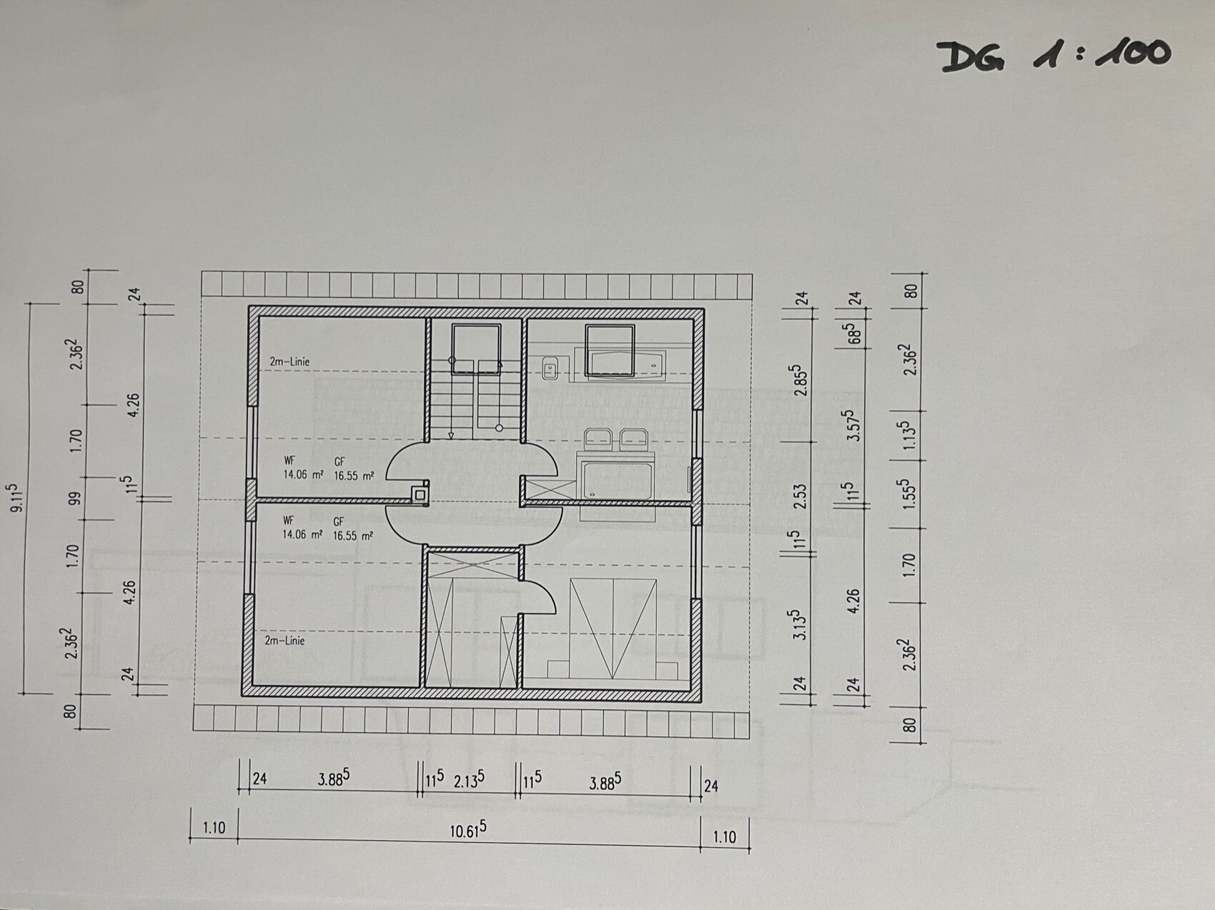 Grundriss eines Hauses mit zentraler Treppe, angrenzenden Räumen und Maßangaben (1:100).