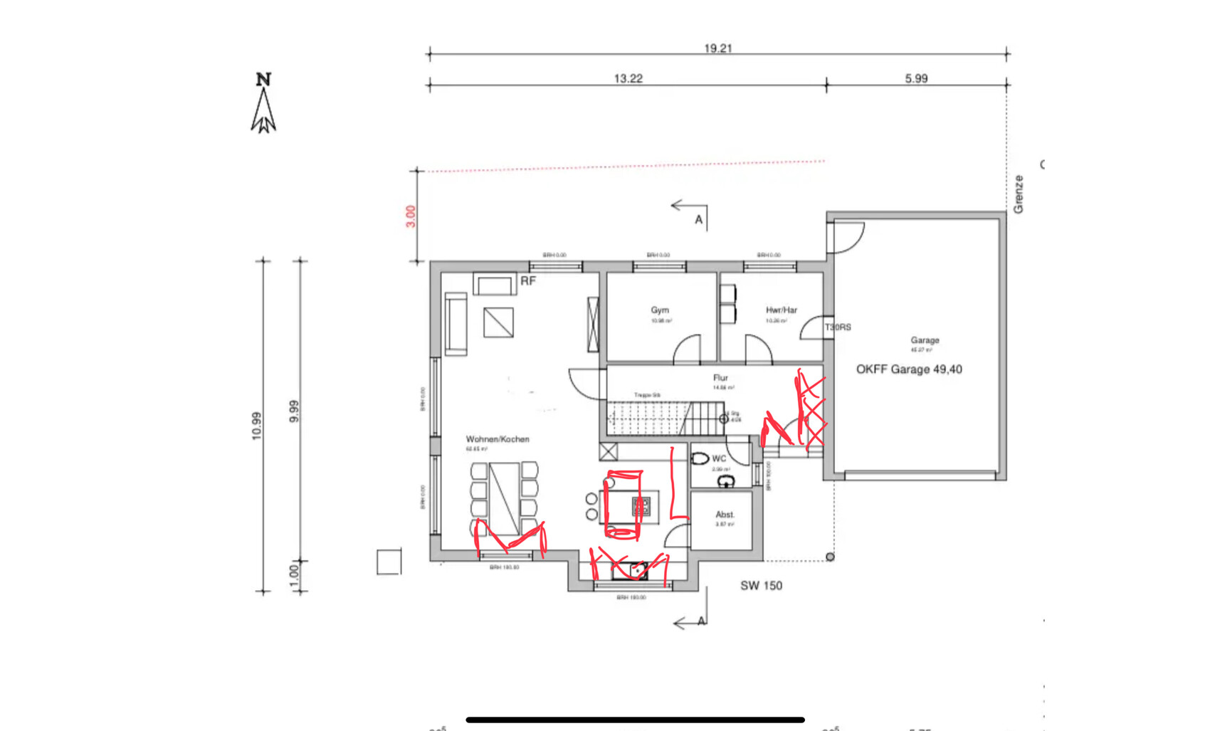 Grundriss eines Hauses mit Wohnen/Kochen, Gym, Flur, WC, Abstellraum, Garage; rote Markierungen.