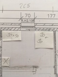 Architekten-Grundriss mit Maßen und Klebezetteln am Bauplan