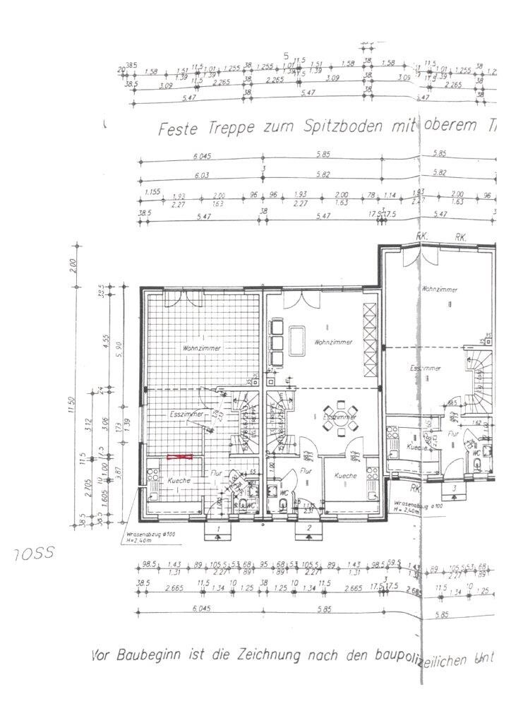 Grundriss eines Wohnhauses: mehrere Räume (Wohnzimmer, Esszimmer, Küche) und Treppen.